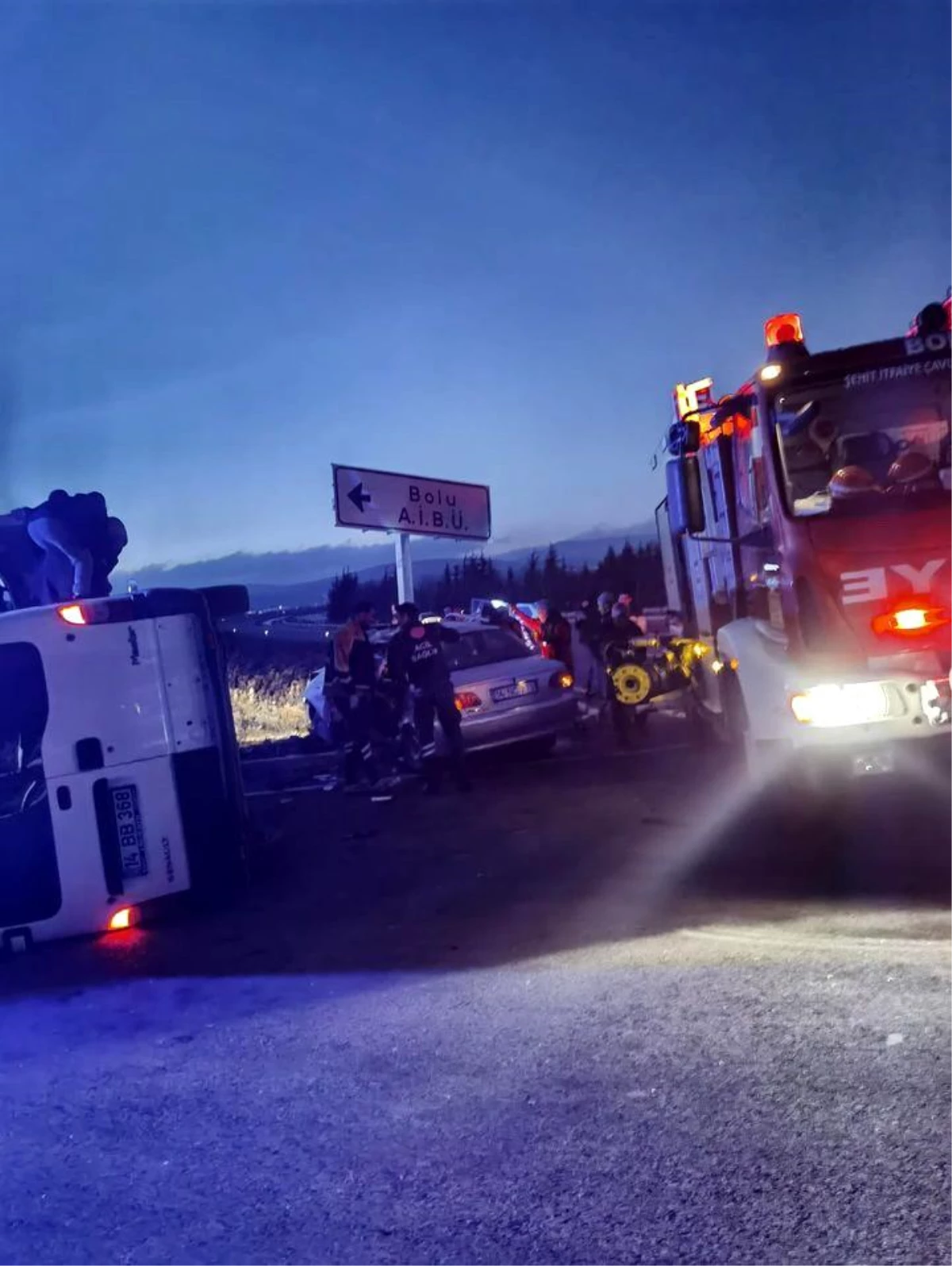 Bolu\'da minibüs ve otomobil çarpışması: 1 kişi yaralandı