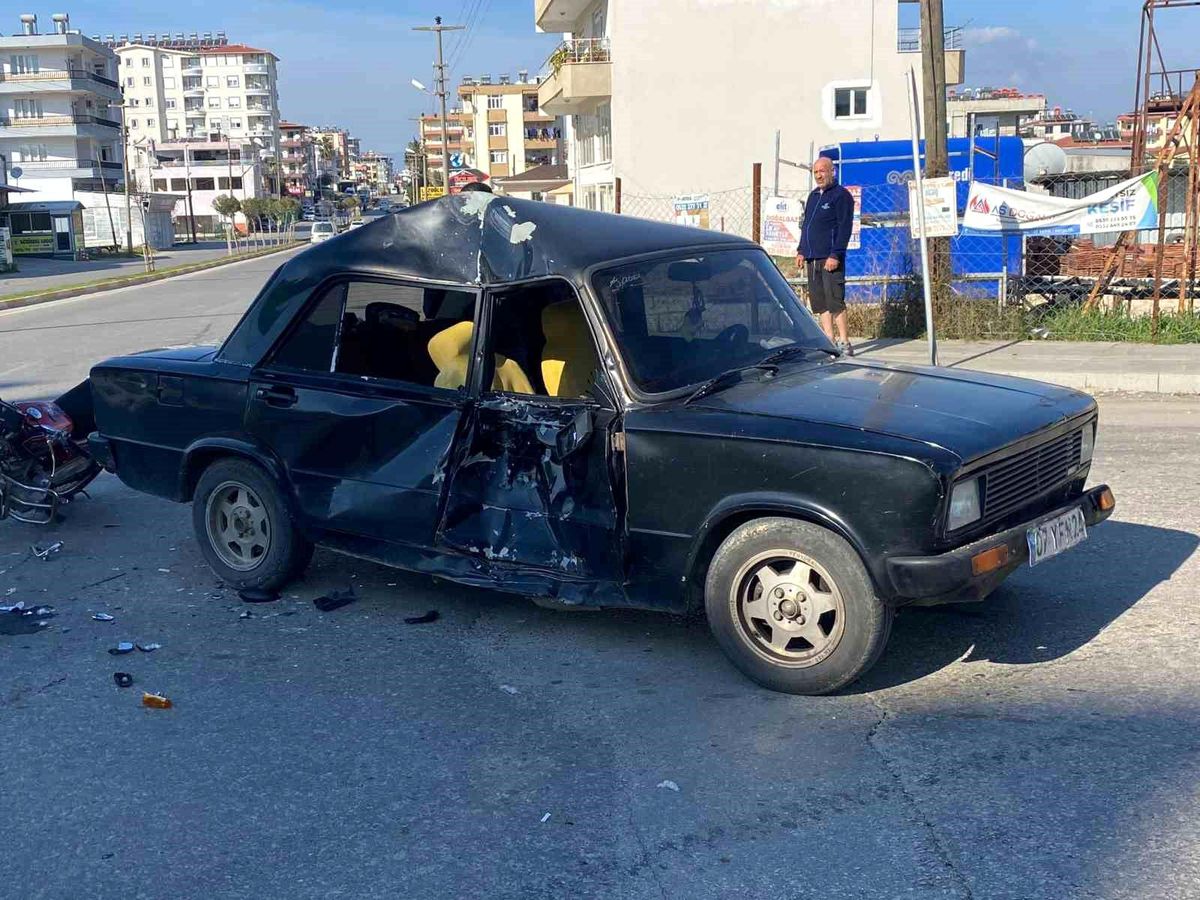 Antalya\'da motosiklet ile otomobil çarpıştı: 2 yaralı