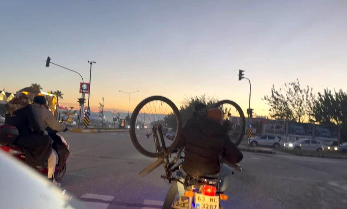 Şanlıurfa\'da bir vatandaş, motosiklet üzerinde bisikletle yolculuk etti