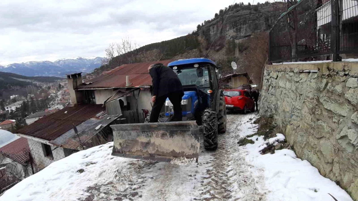 Bolu\'da buzlu yolda kaza: Aile uçuruma yuvarlanmaktan son anda kurtuldu