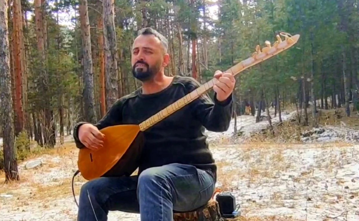 Doğada Kar Altında Saz Çalan Müzik Öğretmeni