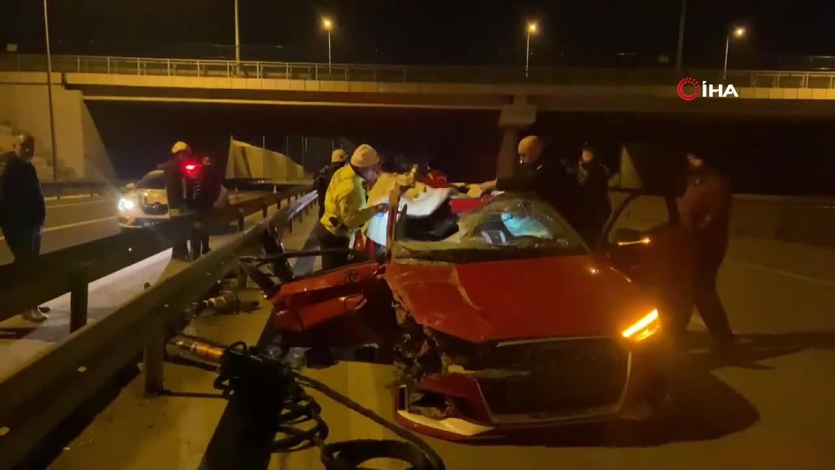 Otomobil tıra ve bariyere çarparak sürüklendi: 1 ölü, 3 yaralı