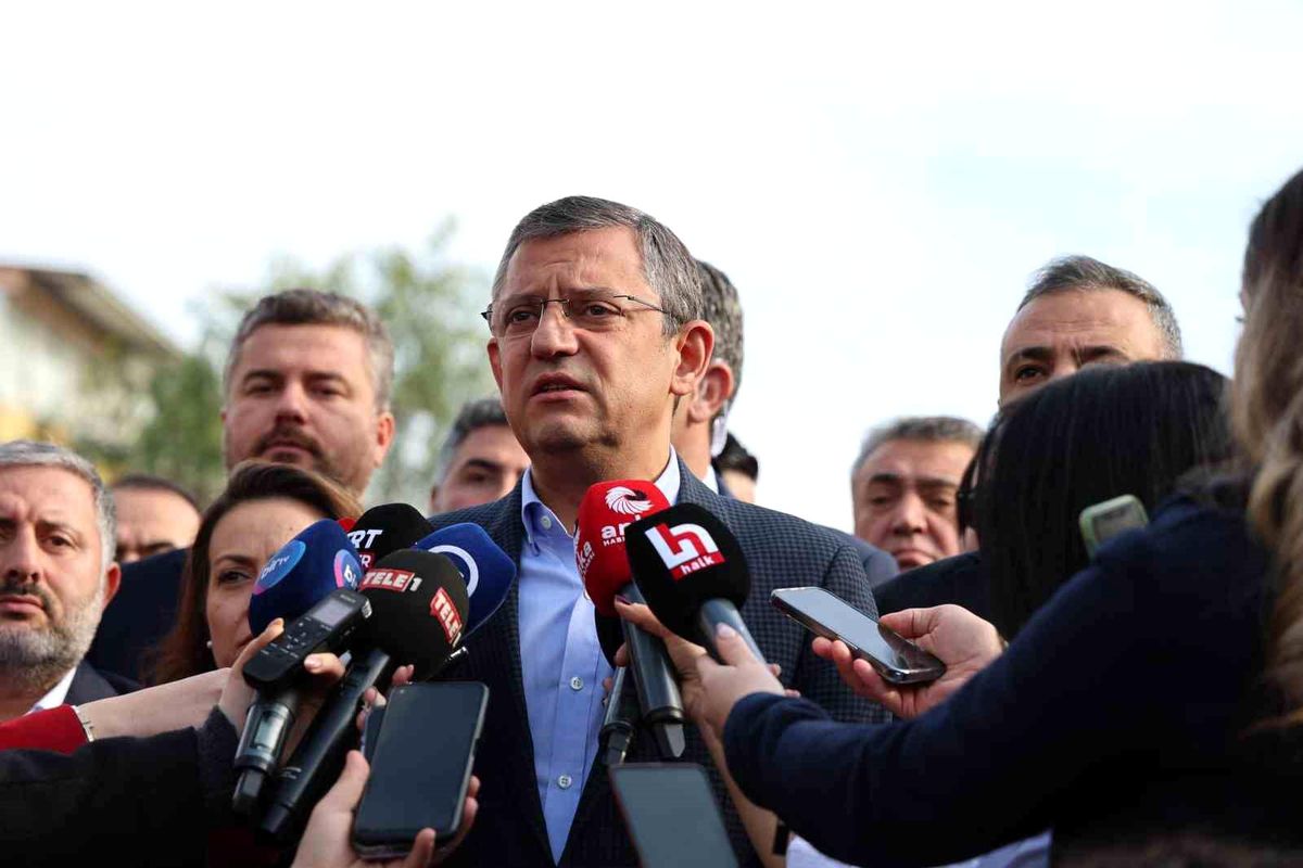 CHP Genel Başkanı Özgür Özel, Taksici Oğuz Erge\'nin Ailesini Ziyaret Etti
