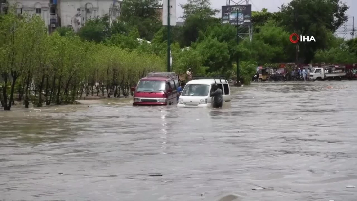 Pakistan\'da şiddetli yağış sonucu sel: 1 ölü
