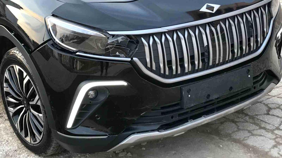 Elazığ\'da otomobil ile motosikletin çarpışması sonucu meydana gelen kazada sağlıkçı, çekim yapan muhabire müdahale etti