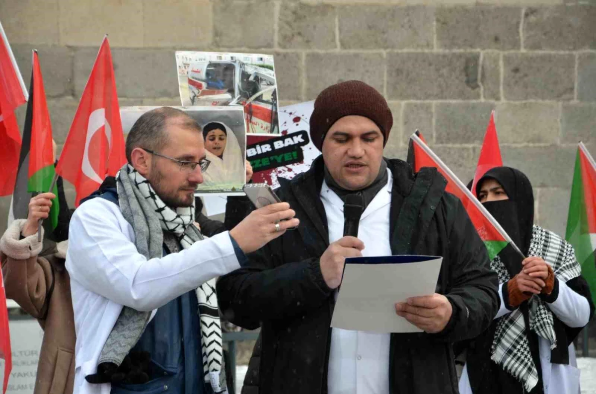 Erzurum\'da İsrail\'in Gazze\'ye yönelik saldırılarını protesto etmek için hekimler ve sağlık görevlileri bir araya geldi