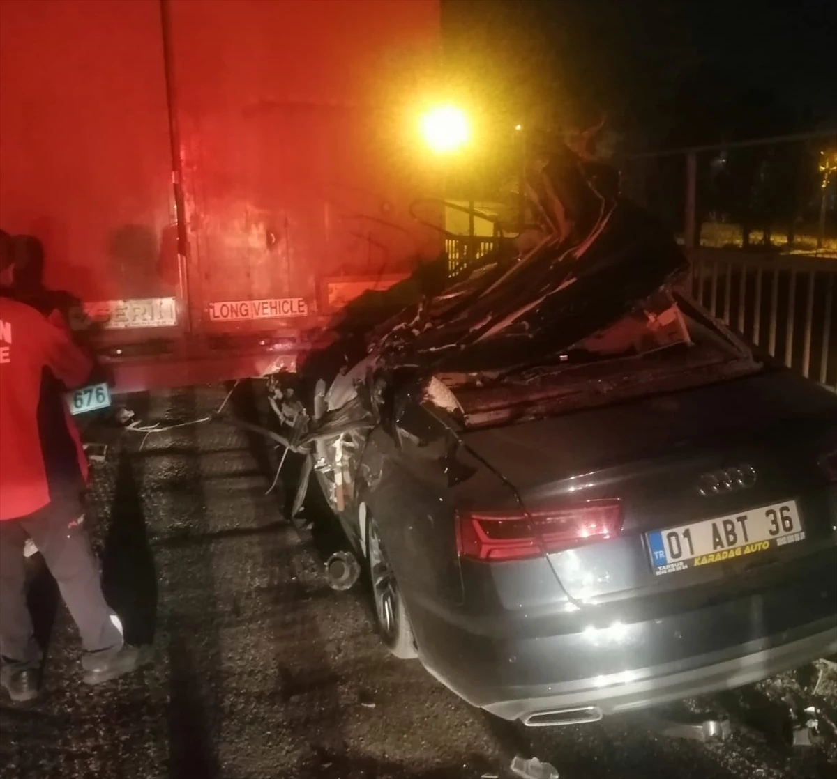 Tarsus\'ta otomobilin tıra çarpması sonucu 1 ölü, 3 yaralı