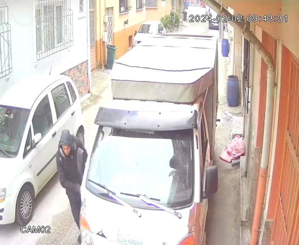 Bursa\'da kamyonetten telefon çalan hırsızın anları güvenlik kameralarına yansıdı