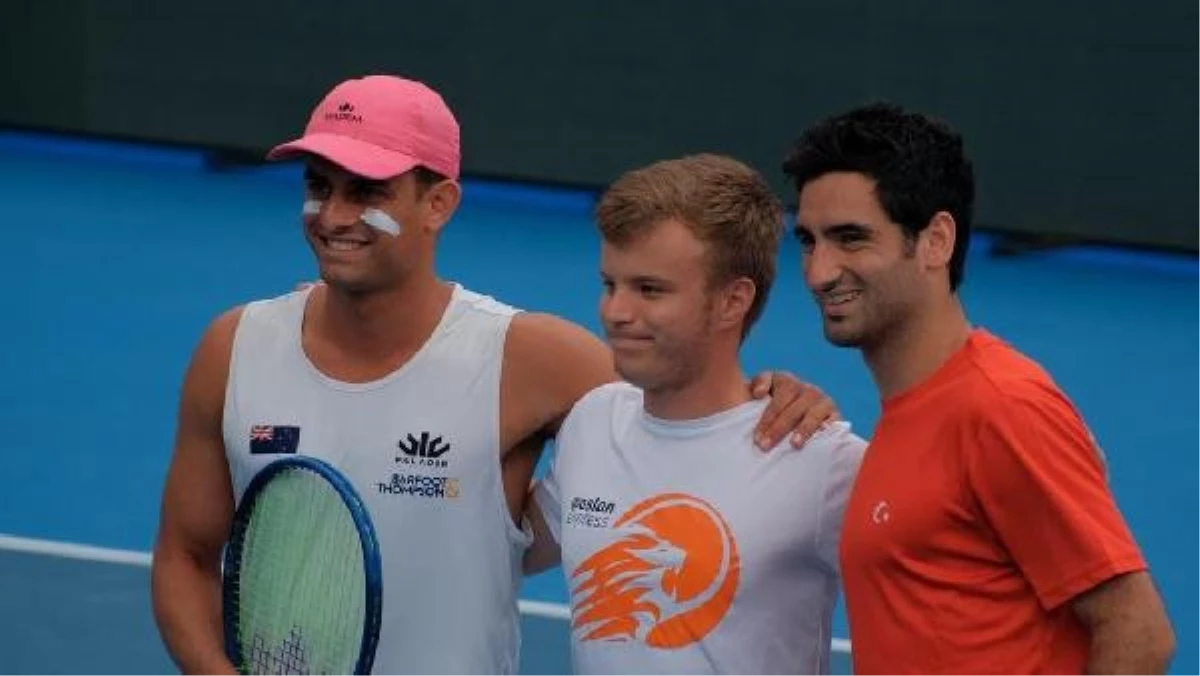Aslan Gemuhluoğlu Davis Cup açılış maçının para atışını yaptı