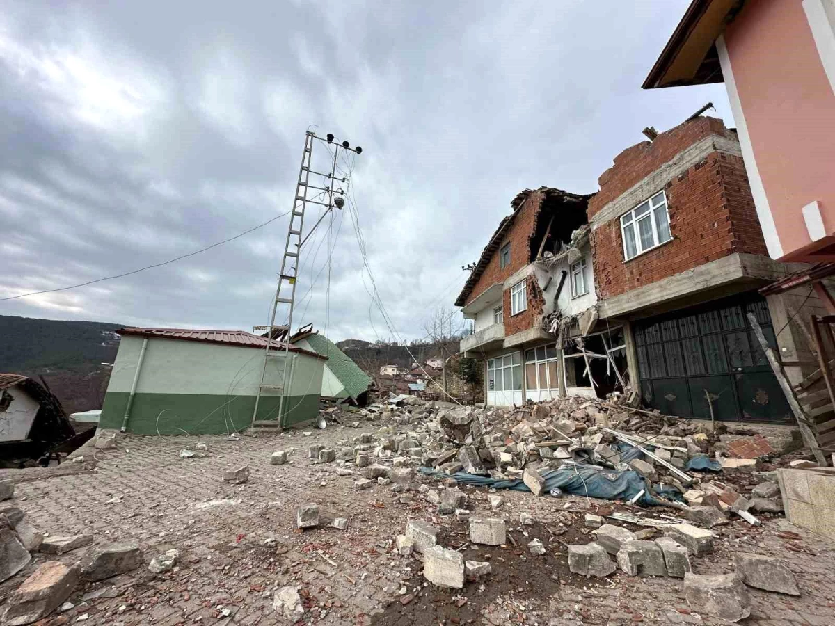 Tokat\'ın Niksar ilçesinde heyelan sonucu 39 ev boşaltıldı