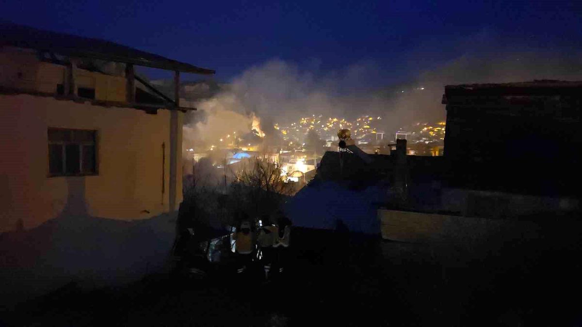 Tokat\'ta çatı yangını itfaiye ekipleri tarafından söndürüldü