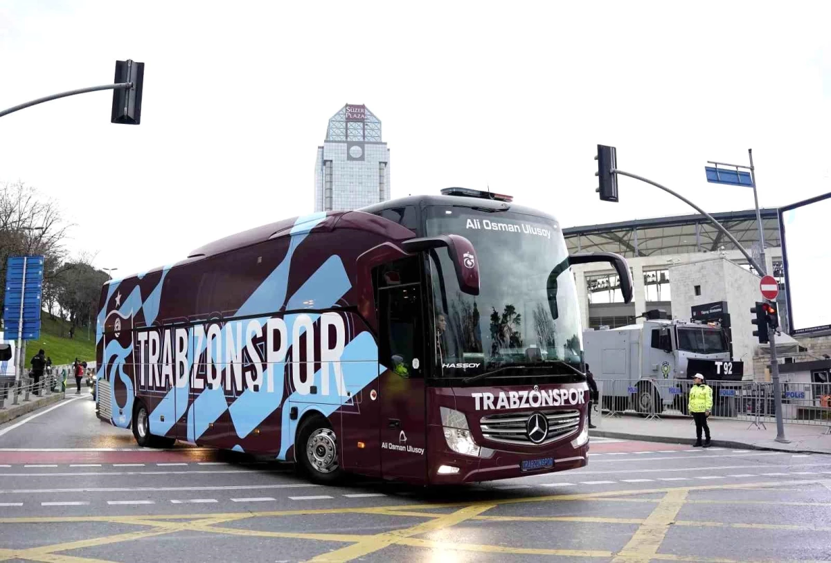 Trabzonspor Beşiktaş maçı için İstanbul\'a geldi