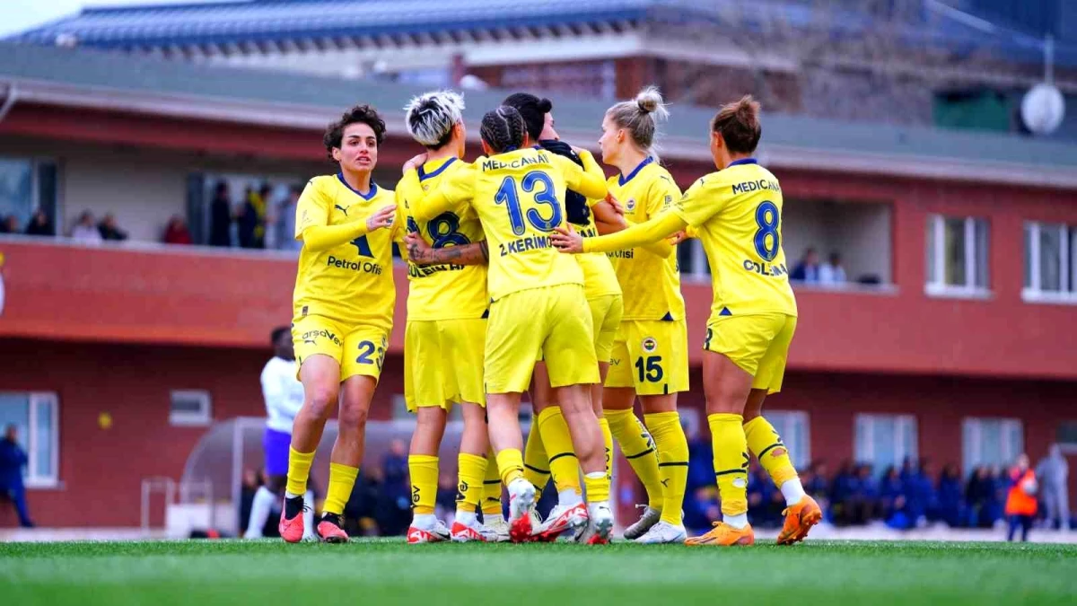Fenerbahçe Kadın Futbol Takımı Karadeniz Ereğli Belediye Spor\'u Mağlup Ederek Liderliğe Yükseldi