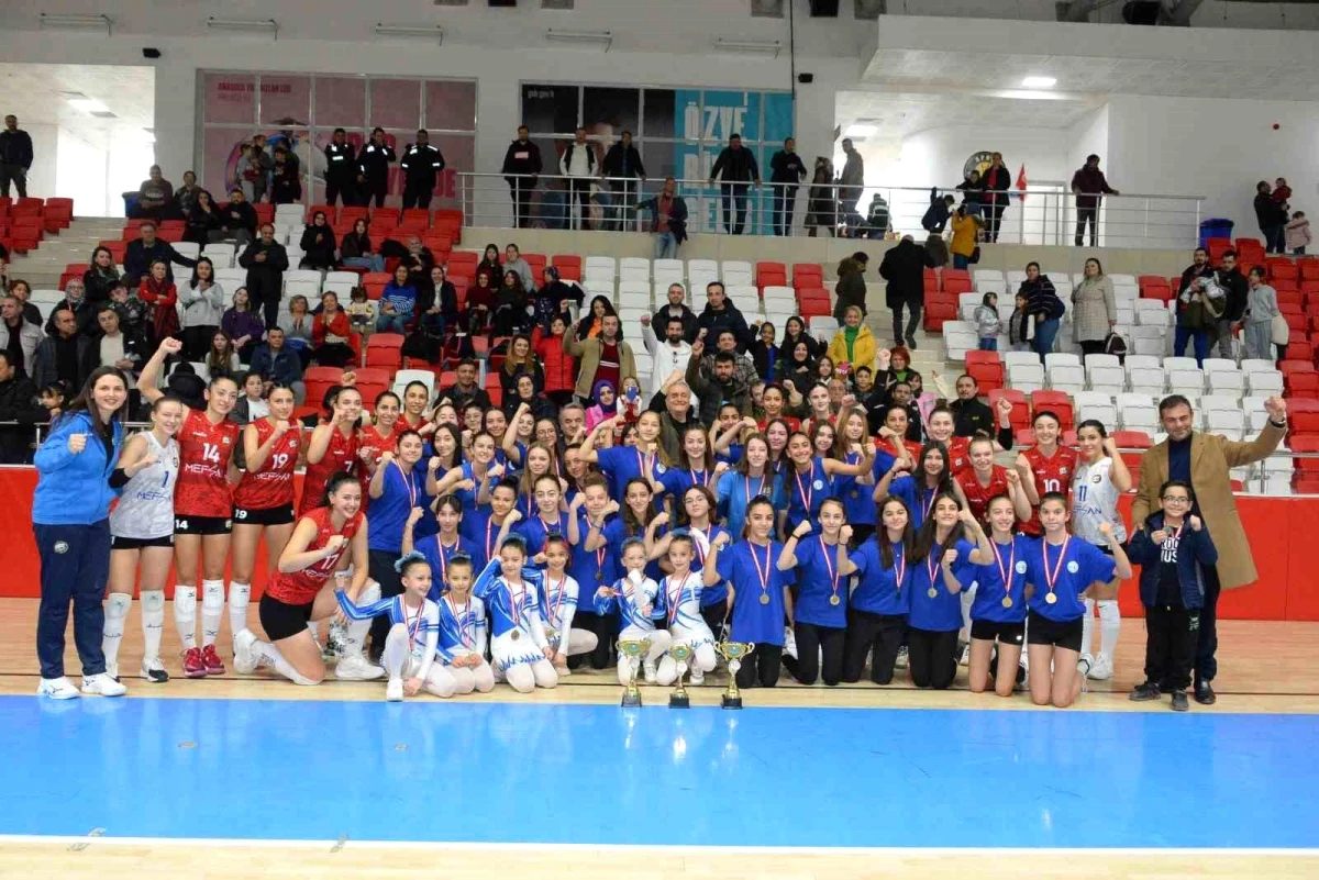 Bozüyük Belediyesi Kadın Voleybol Takımı 3-0 Kazandı