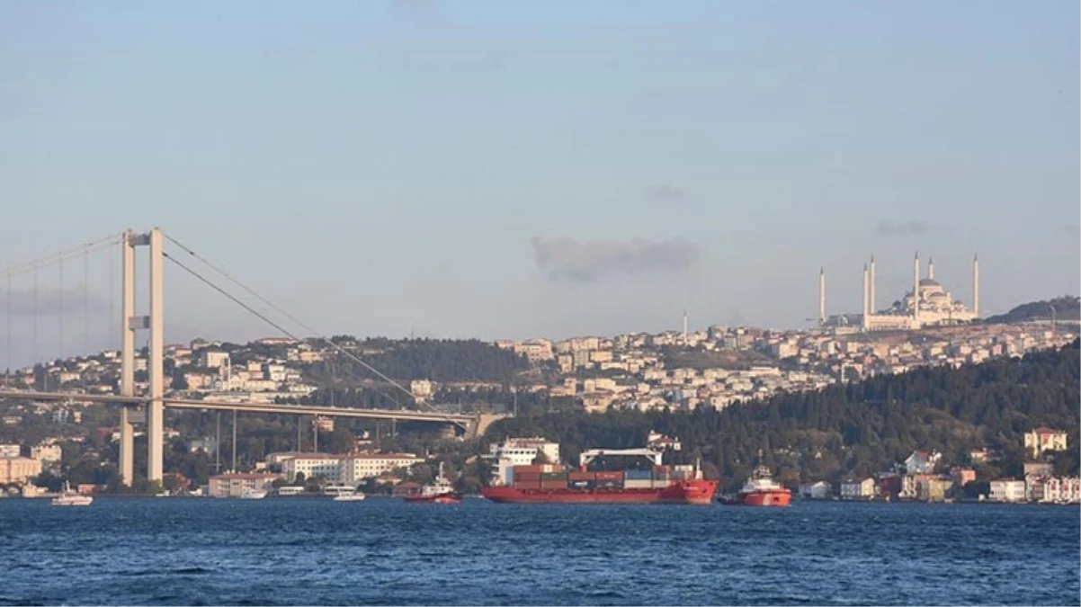 İstanbul Boğazı\'nda ticari gemiye çıkarken denize düşen kılavuz kaptan hayatını kaybetti