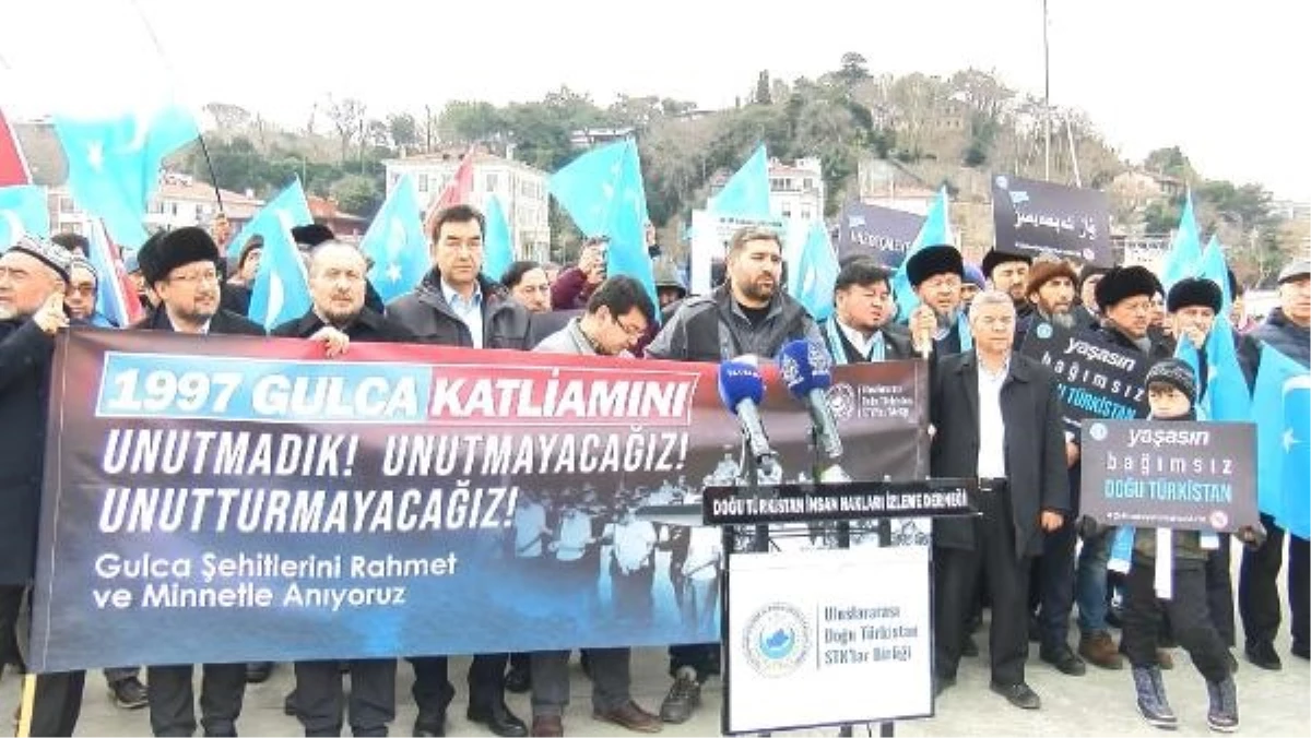 Uygur Türkleri, Gulca Katliamı\'nın yıl dönümünde Çin Konsolosluğu önünde protesto gösterisi düzenledi