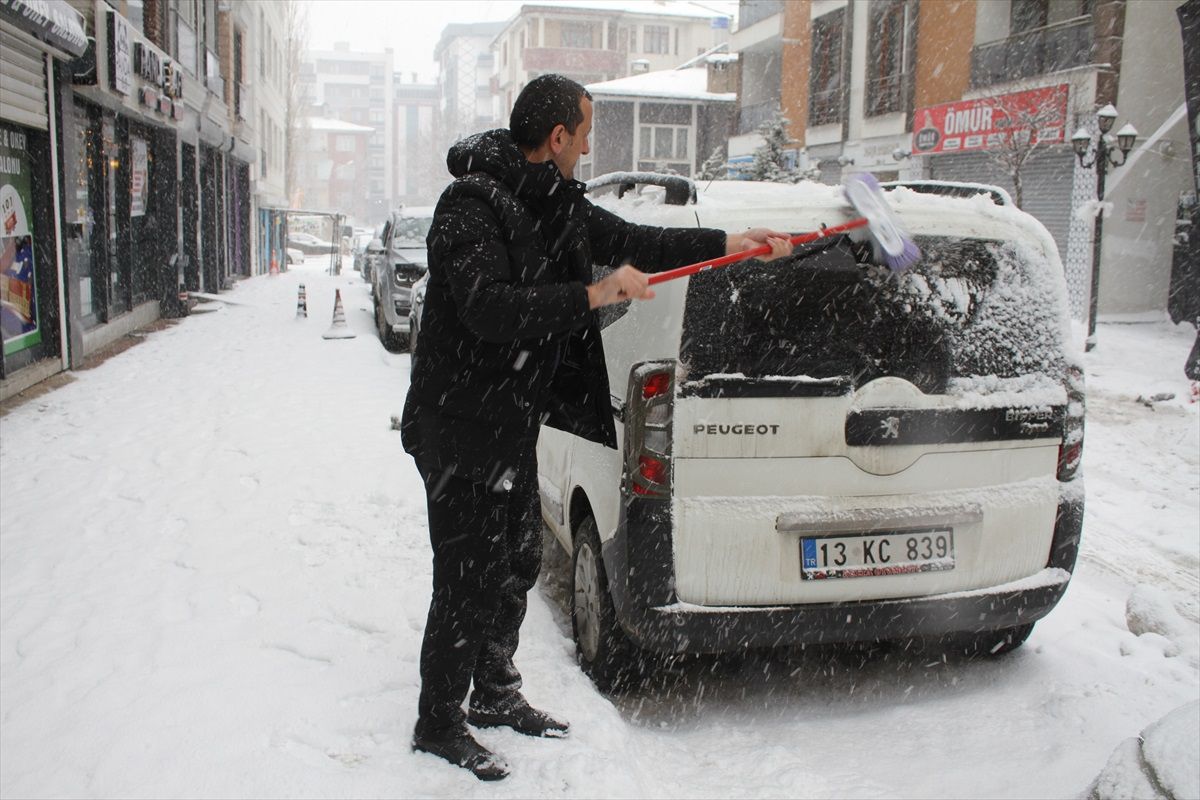 Van\'da Öğle Saatlerinde Kar Yağışı Etkili Oldu