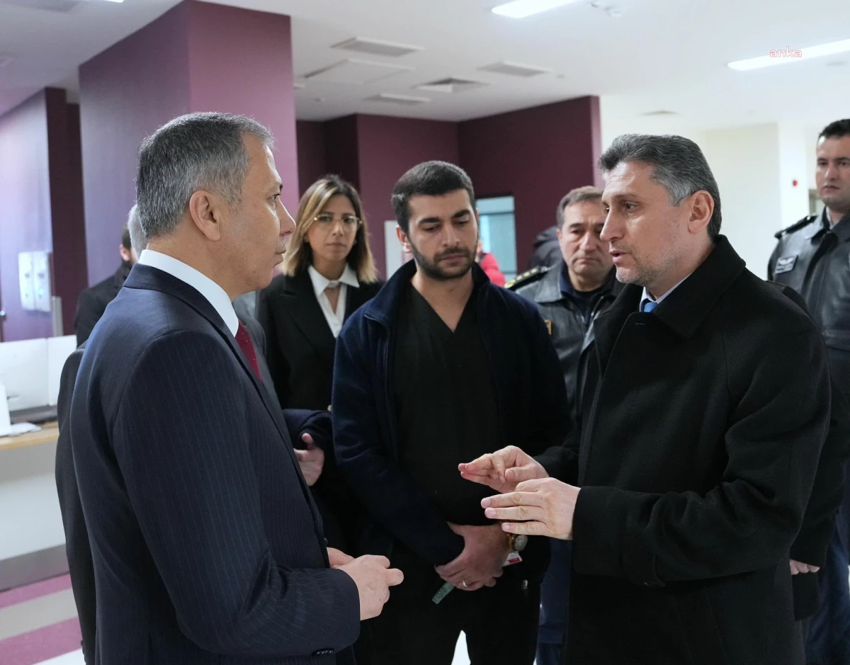 İçişleri Bakanı Ali Yerlikaya, yaralı polisi hastanede ziyaret etti