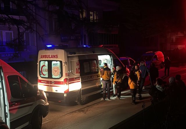 Afyonkarahisar'da apartmanda çıkan yangın 10 kişiyi hastanelik etti Afyonkarahisar'da apartmanda çıkan yangın 10 kişiyi hastanelik etti