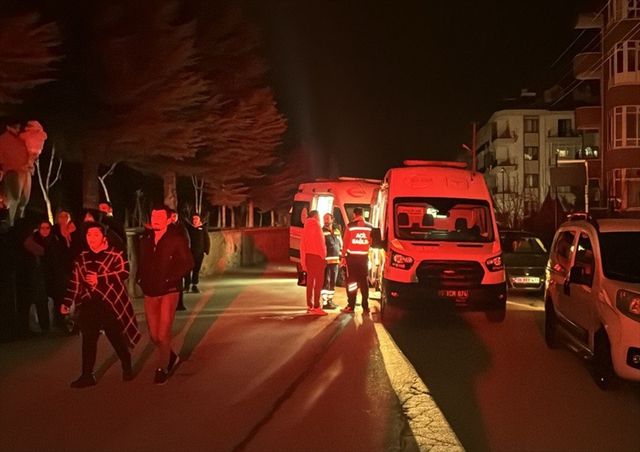Afyonkarahisar'da apartmanda çıkan yangın 10 kişiyi hastanelik etti Afyonkarahisar'da apartmanda çıkan yangın 10 kişiyi hastanelik etti
