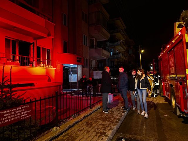 Afyonkarahisar'da apartmanda çıkan yangın 10 kişiyi hastanelik etti Afyonkarahisar'da apartmanda çıkan yangın 10 kişiyi hastanelik etti