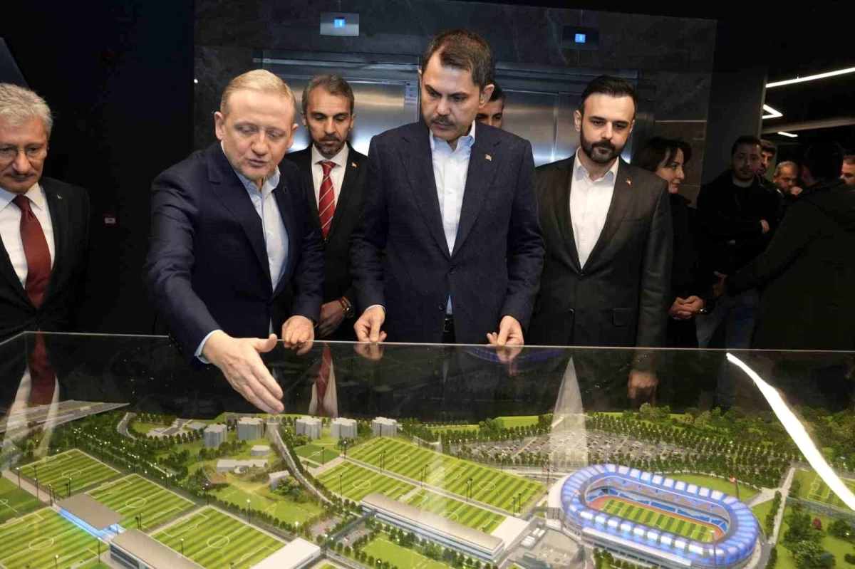Murat Kurum, Başakşehir Spor Kulübü\'nü Ziyaret Etti