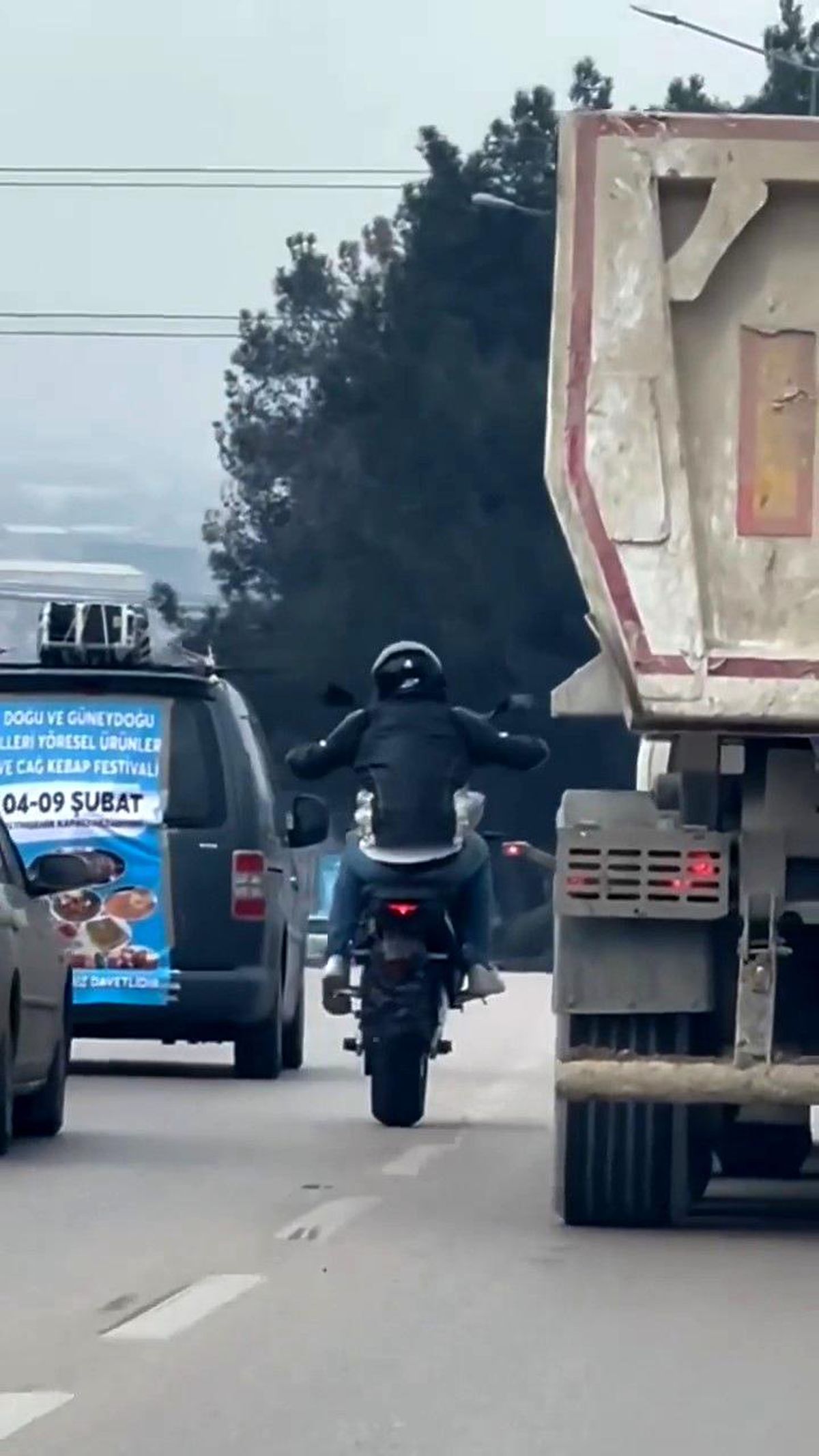 Bursa\'da Tehlikeli Motosiklet Sürücüsü Tek Teker İlerledi