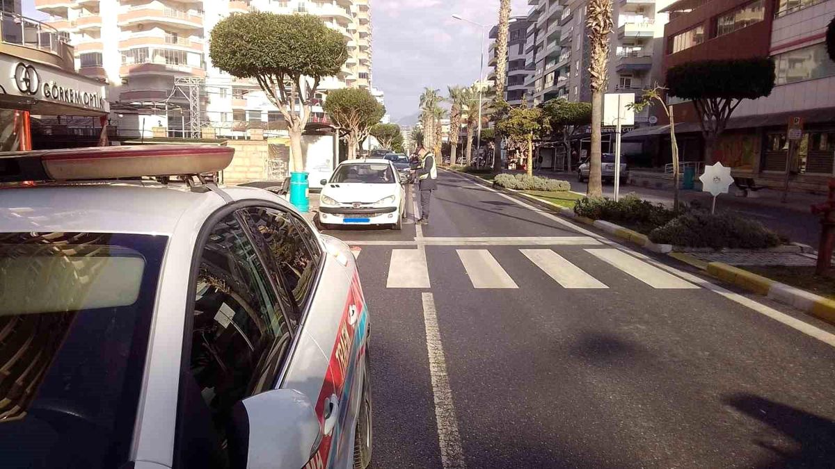 Alanya\'da yapılan trafik uygulamasında 84 araç ve sürücüsüne 211 bin 539 TL ceza kesildi