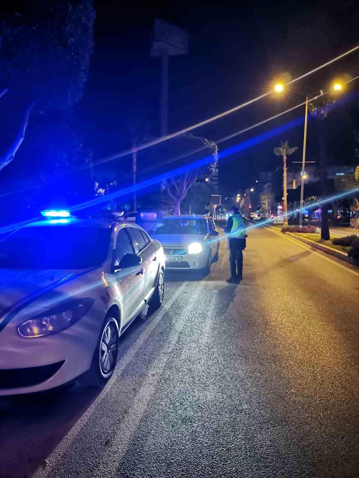 Alanya\'da yapılan trafik uygulamasında 12 araç trafikten men edildi