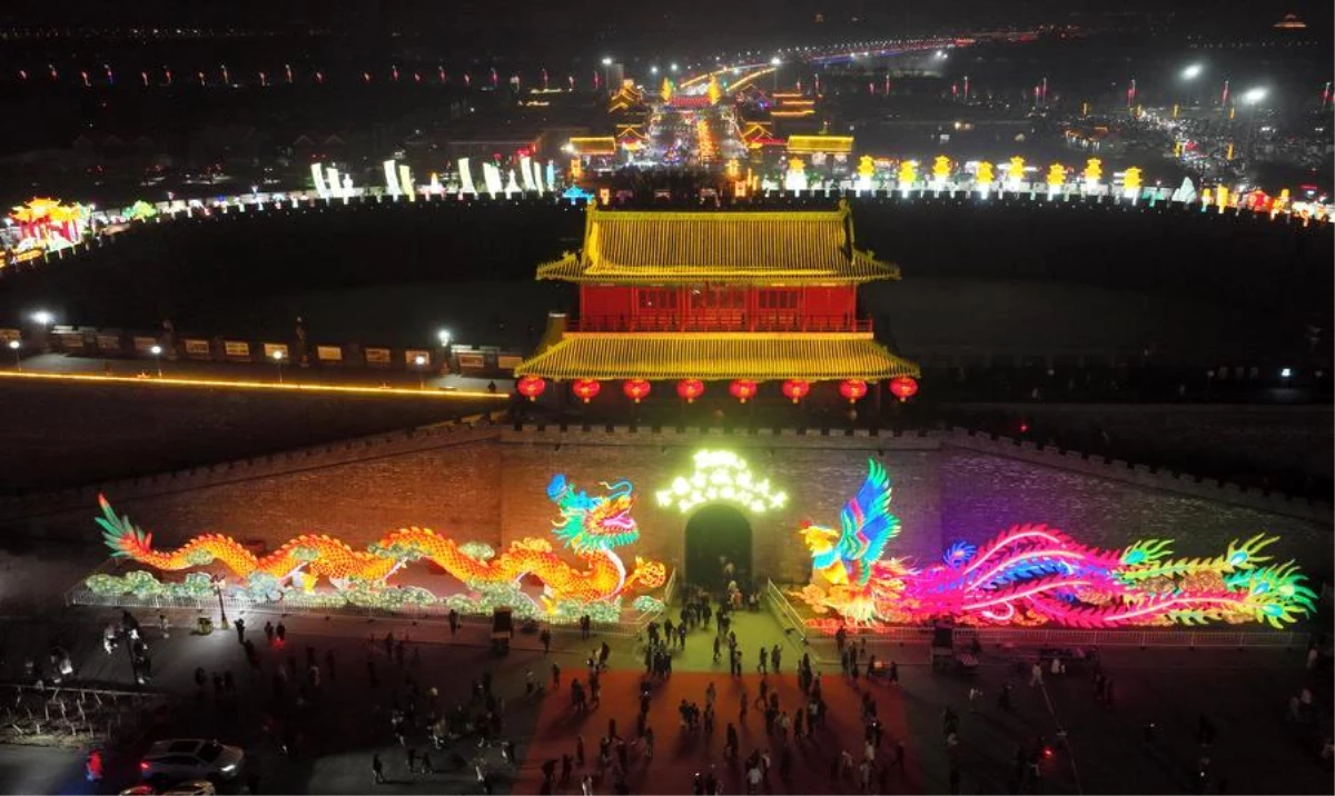 Çin\'de Bahar Bayramı için düzenlenen fener gösterisinde antik kent tarihi sergileniyor
