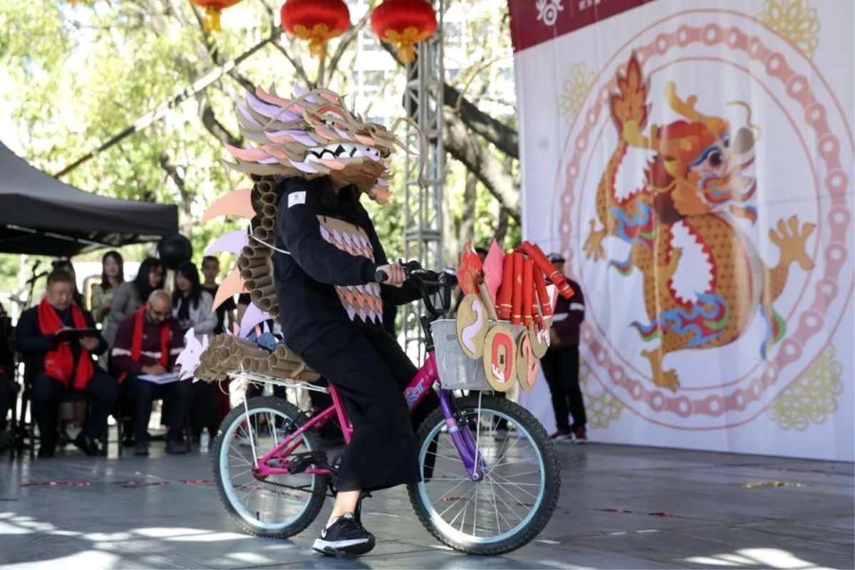 Meksika\'da Ejderha Yılı Bisikletli Kostüm Yarışması Düzenlendi