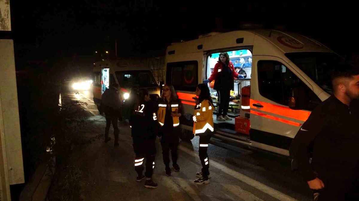 Antalya\'da Motosiklet Kazası: 2 Kardeş Yaralandı