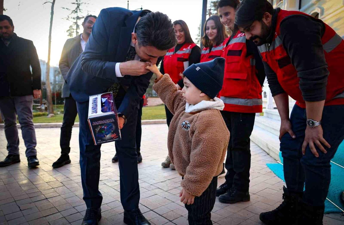 Bilecik Valisi Şefik Aygöl, ANDA Arama Kurtarma Derneğini Hatay Kırıkhan\'a uğurladı