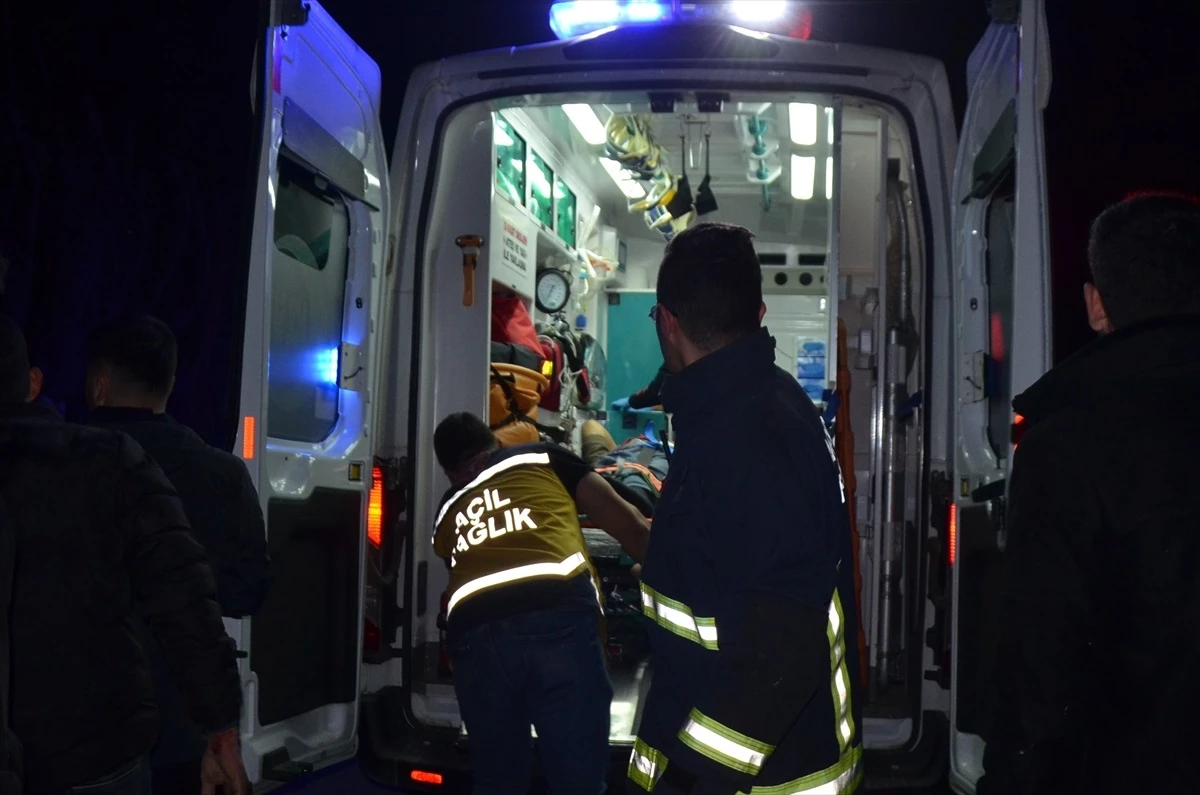Antalya\'da dereye düşen otomobilde 2 kişi yaralandı
