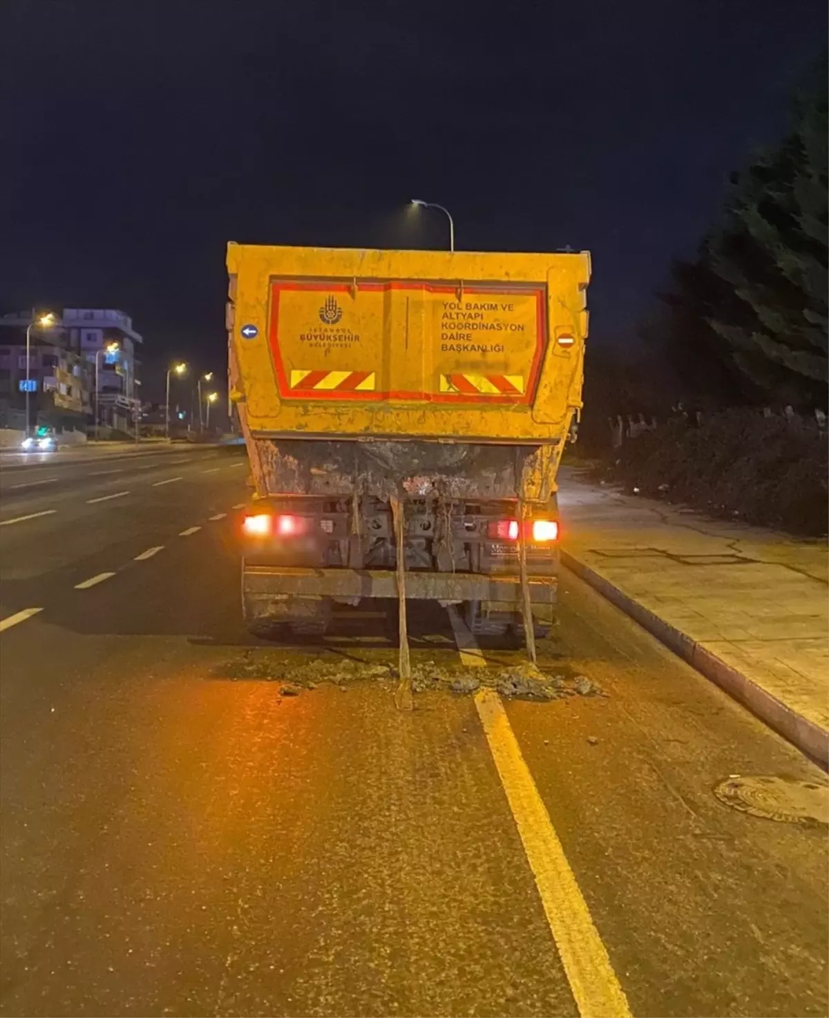 Arnavutköy\'de Yola Hafriyat Döken Kamyon Sürücüsüne 1506 Lira Cezası