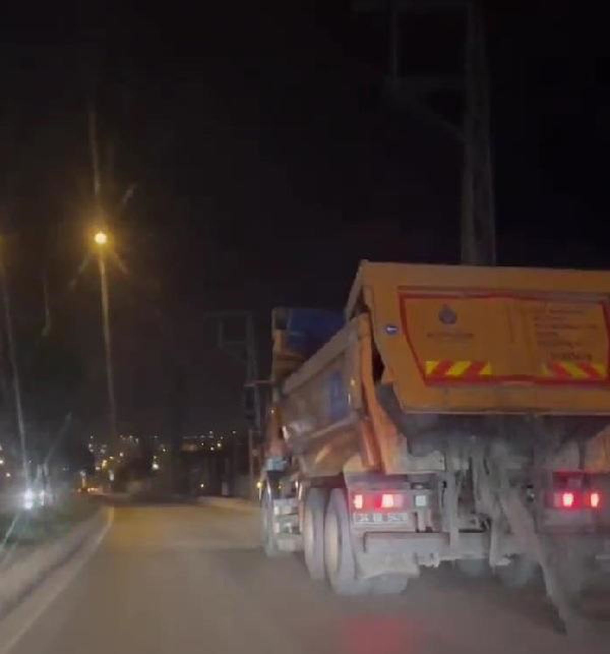 İBB\'ye bağlı hafriyat kamyonundan yola dökülen molozlar tepki topladı