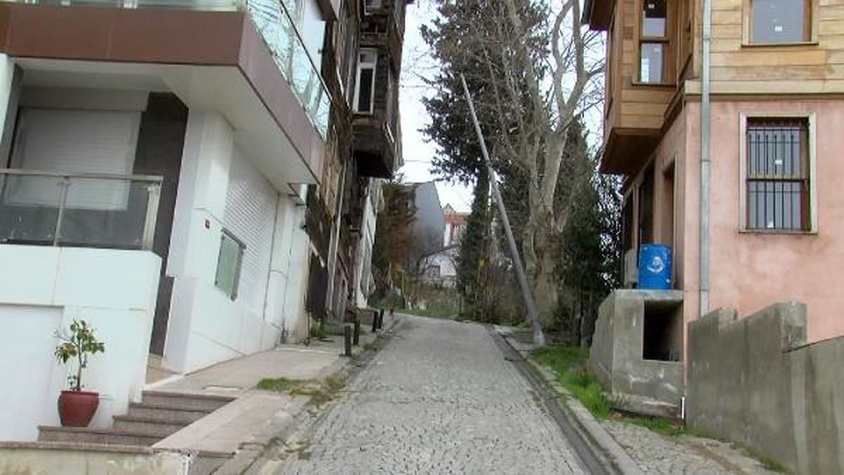 Beton mikseri telefon direklerine çarptı, direkler devrildi