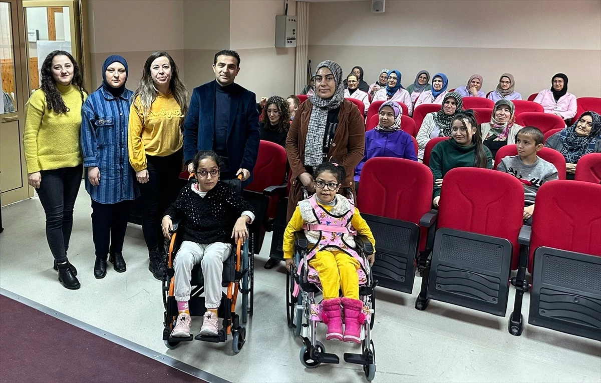 Hamide Özalp, Beypazarı\'daki öğrencilere tekerlekli sandalye bağışladı