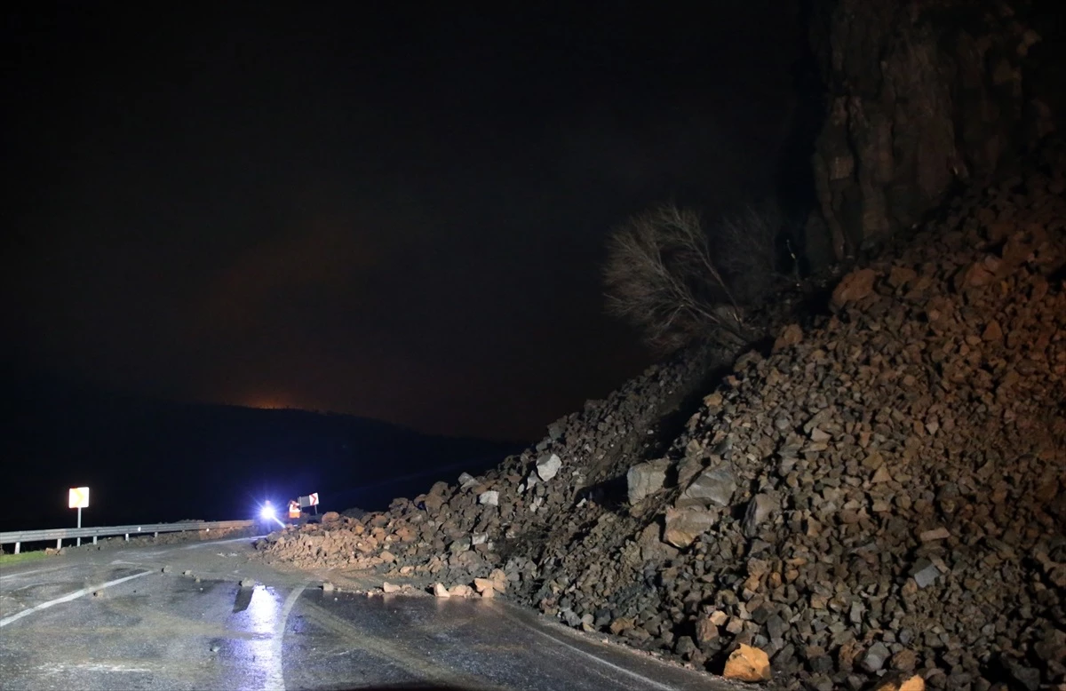 Bitlis-Baykan kara yolu heyelan nedeniyle kapanmıştı, kontrollü olarak trafiğe açıldı
