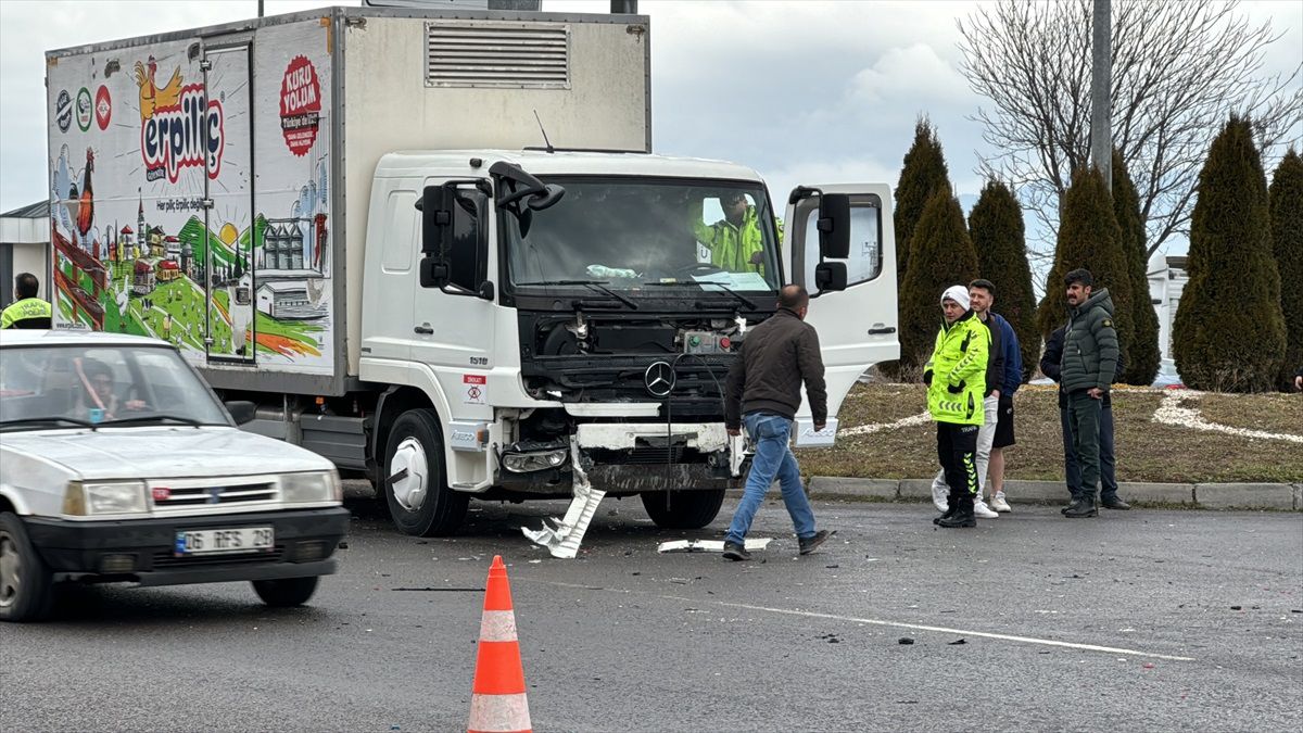Bolu\'da Kamyonun Otomobile Çarpması Sonucu 1 Kişi Hayatını Kaybetti