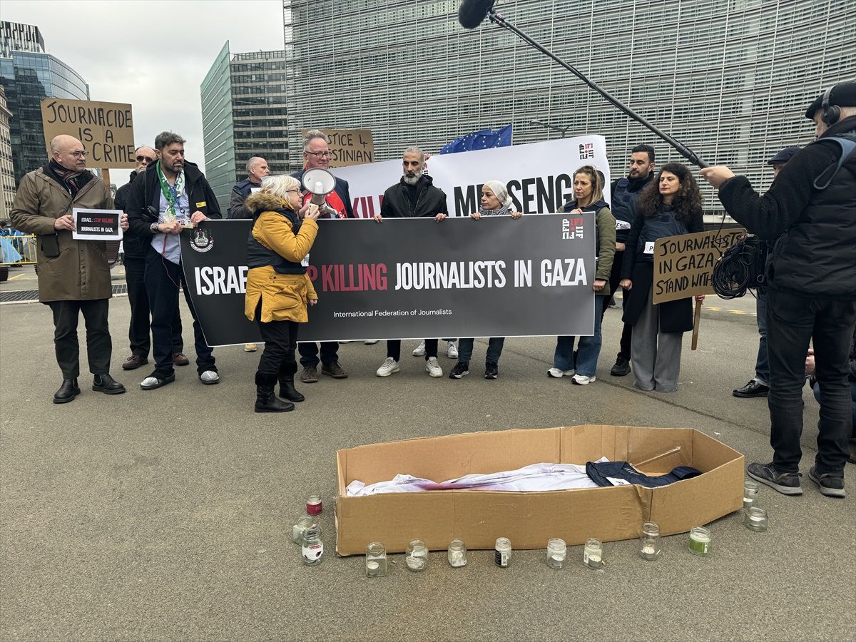 Brüksel\'de İsrail\'in Gazze\'deki gazetecilere yönelik saldırıları protesto edildi