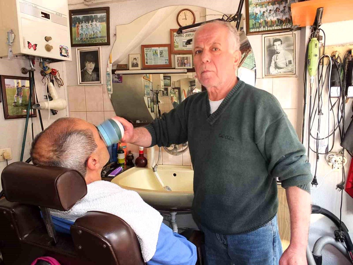 Burhaniye\'de 50 Yıldır Berberlik Yapan Hasan Özavcı: İşimi Severek Yapıyorum