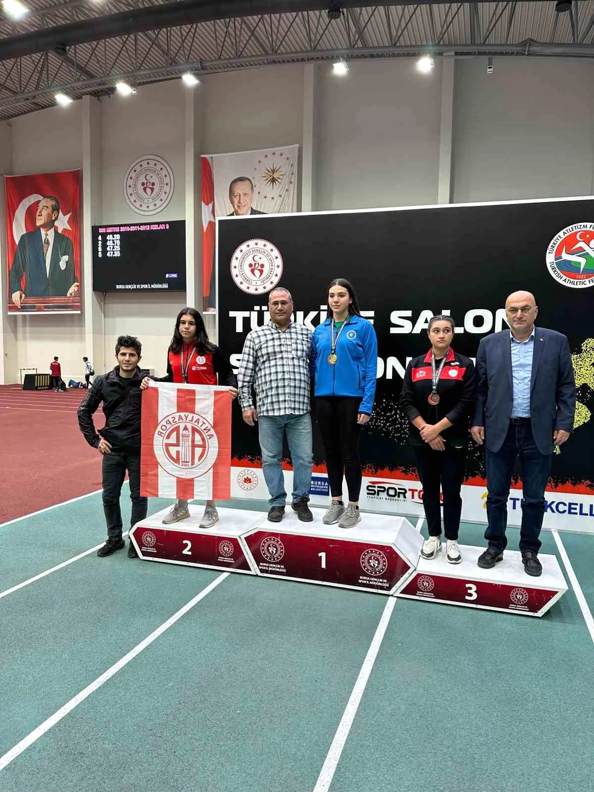 Bursa Büyükşehir Belediyespor Kulübü U-16 Türkiye Atletizm Şampiyonası\'nda 10 Madalya Kazandı