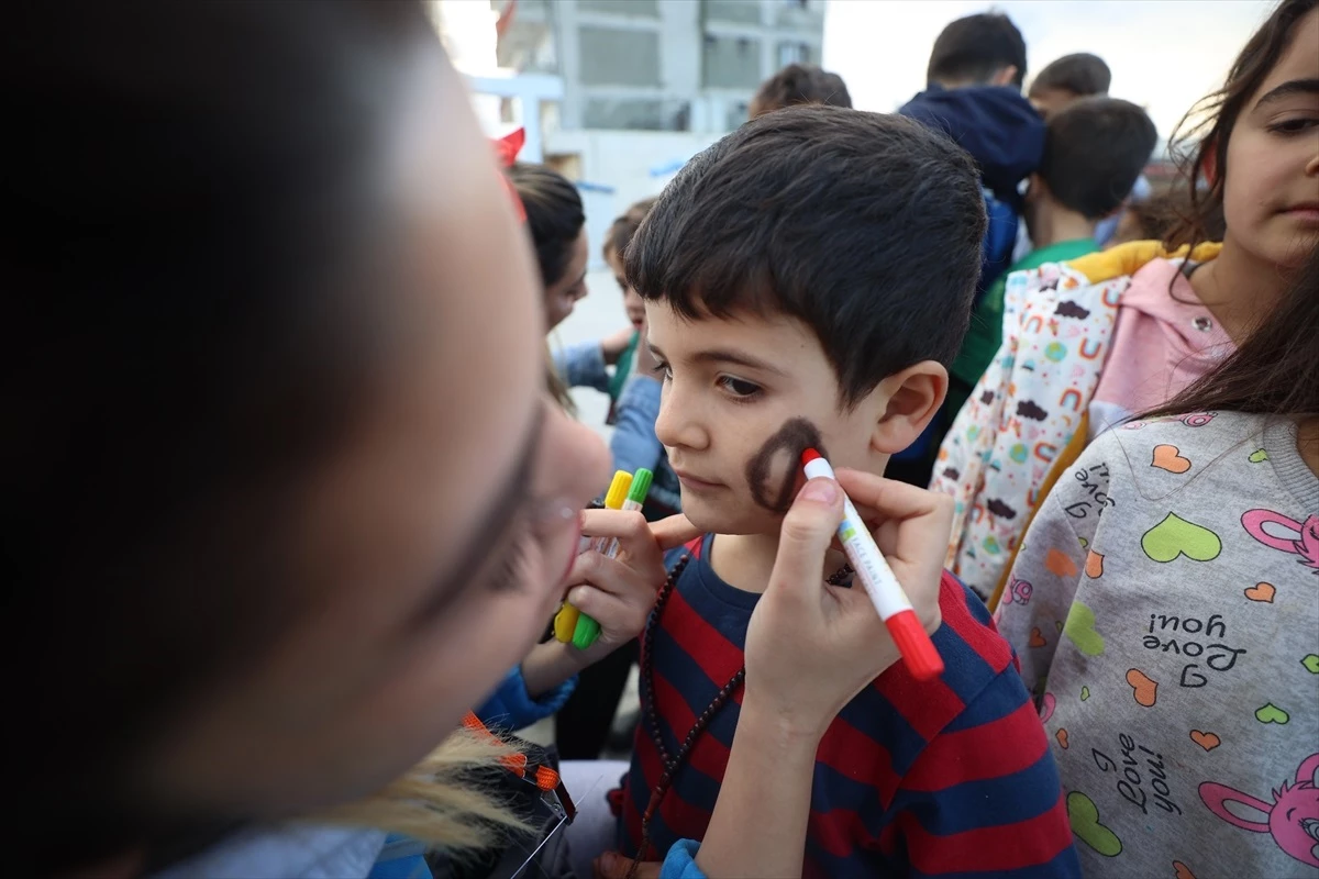 Bursa\'da kamp etkinliğinde tanışan arkadaş grubu, depremzede çocuklara hediye dağıttı