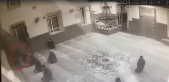 Manisa'da Camide Bıçaklı Cinayet: Güvenlik Kameraları Olayı Kaydetti