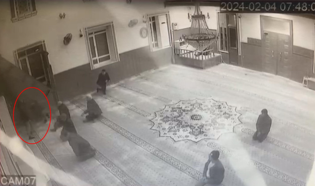 Camide bıçaklı saldırı kamerada
