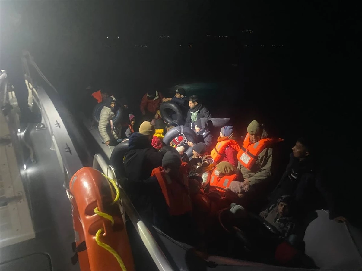 Ayvacık açıklarında lastik botta 41 düzensiz göçmen yakalandı