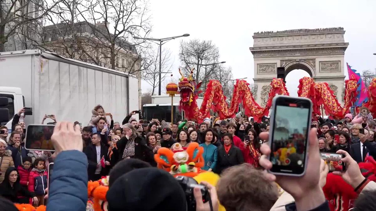 Paris\'te Çin Yeni Yılı kutlamaları renkli geçti