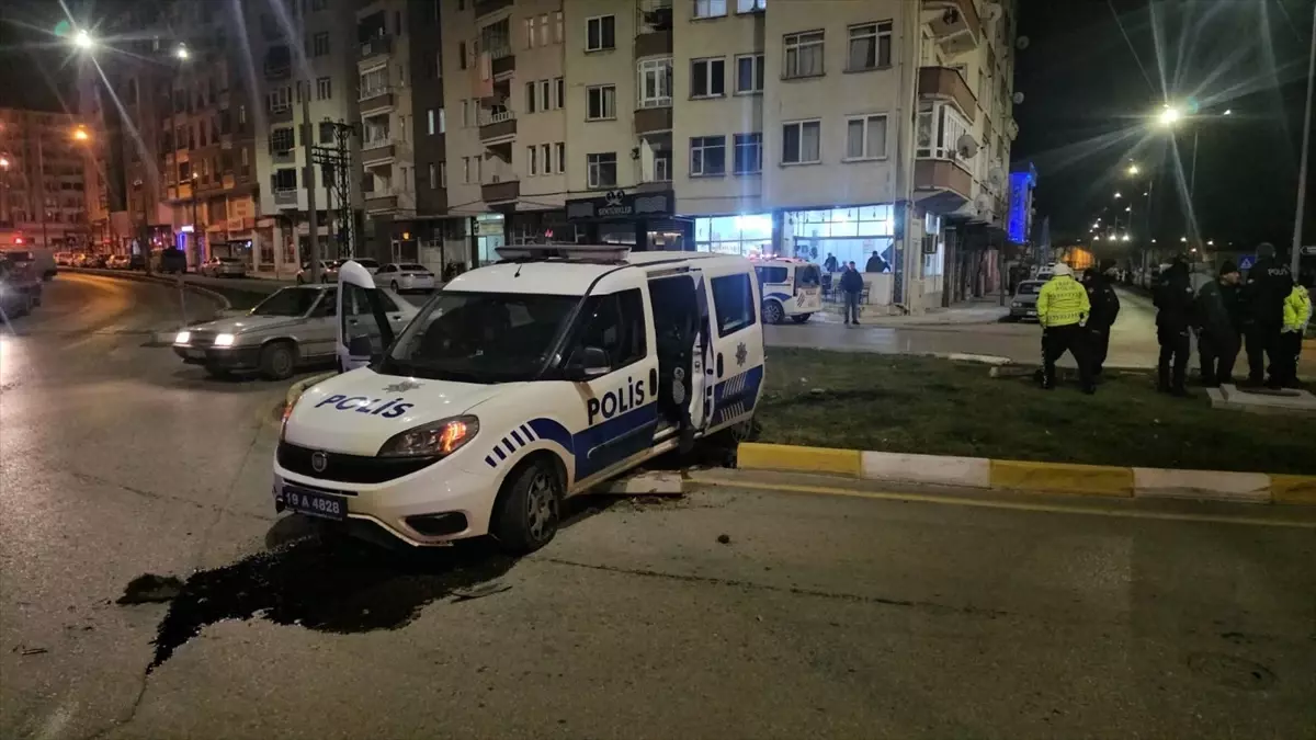 Çorum\'da polis otosu orta refüje çarptı, maddi hasar meydana geldi