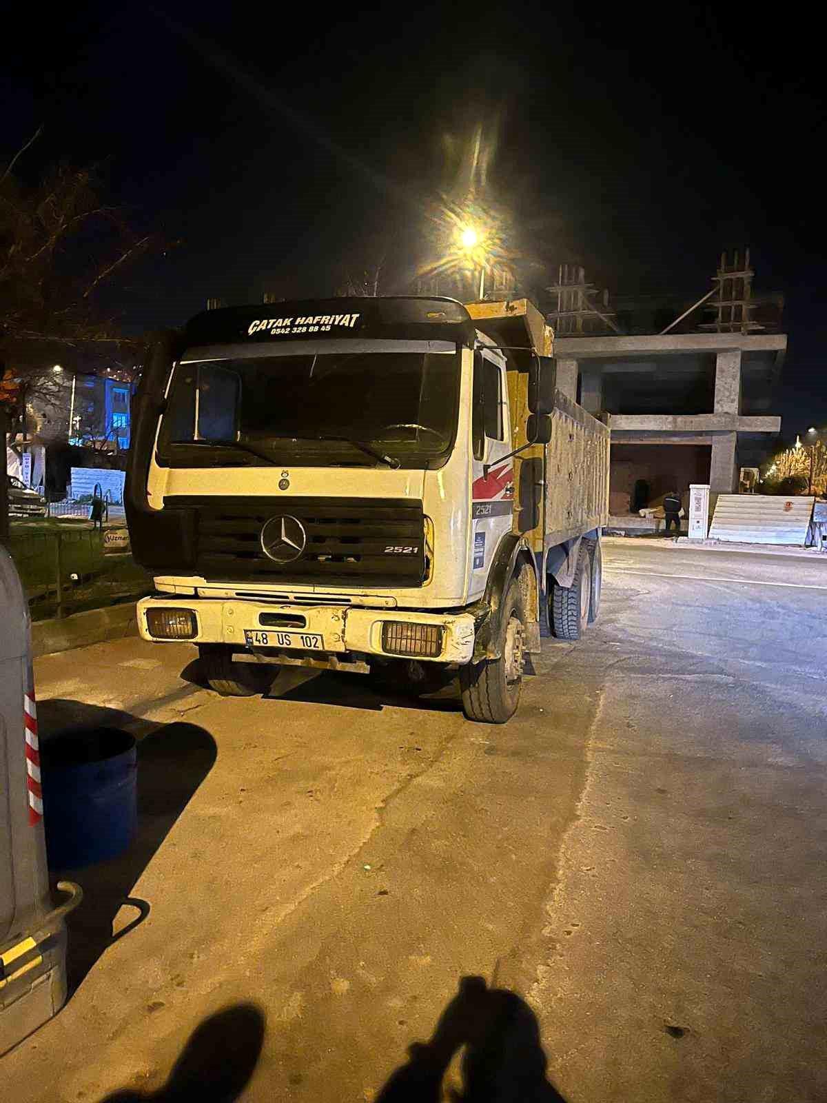Muğla\'nın Milas ilçesinde kamyonetten mazot çalan şahıs suçüstü yakalandı